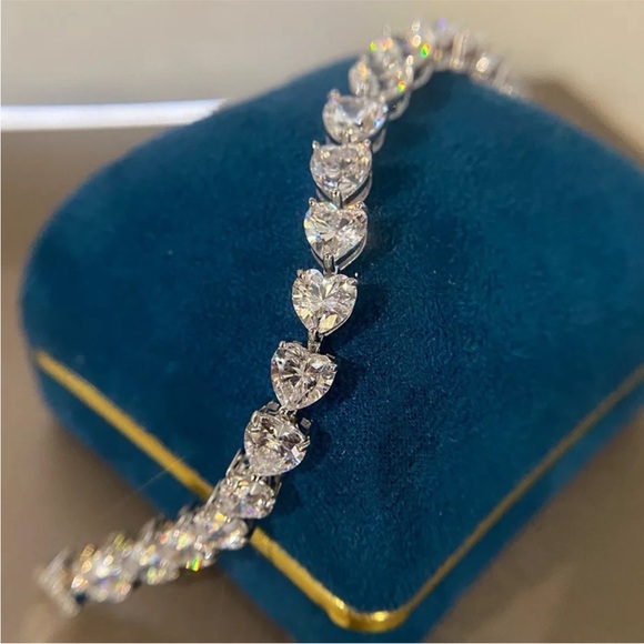 18k 30ct Heart Tennis Bracelet - Picture 12 of 17